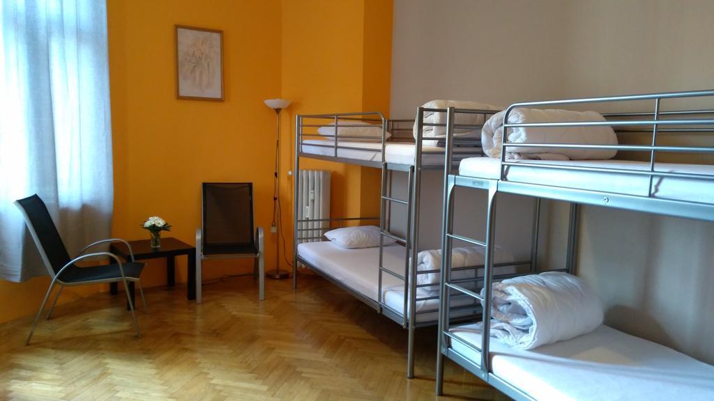Bunk Bed Female Dormitory Room,408406203:JPEG